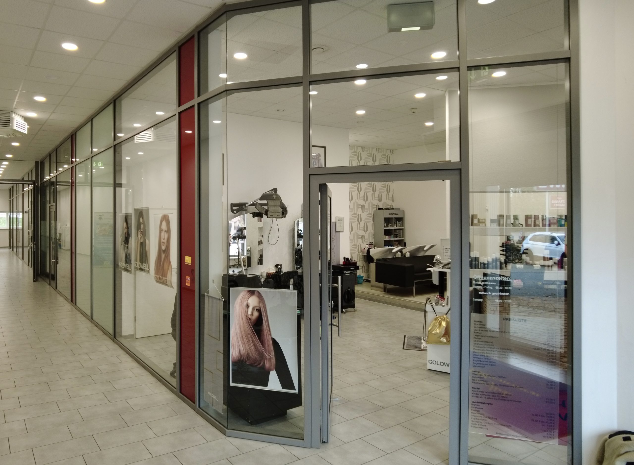 Eingang zum hellen Sally’s Cut & Nail Studio in Vierkirchen